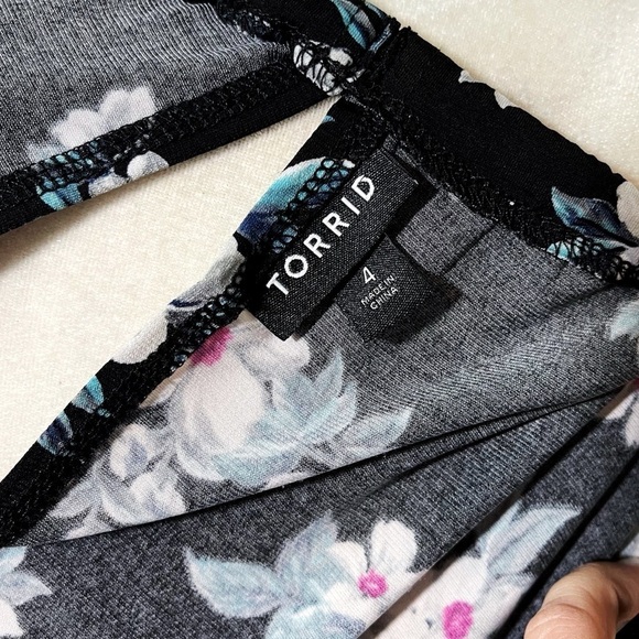 TORRID Black w White Floral Sleeveless Adjustable Tie Neck Blouse - 4X - Picture 3 of 10